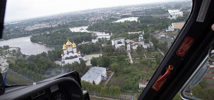 Ярославль облетел вертолет с иконой на борту