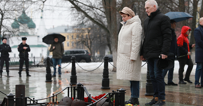 Ярославль скорбит: горожане несут цветы и игрушки в память о погибших при теракте в Подмосковье_267981
