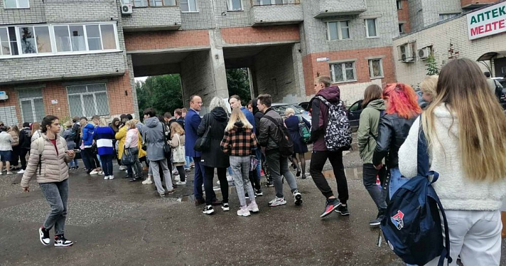 Дети в Ярославле стоят в длинных очередях за проездными