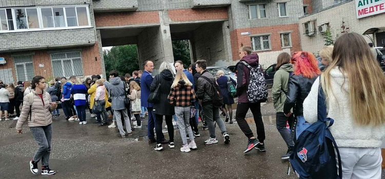 Дети в Ярославле стоят в длинных очередях за проездными
