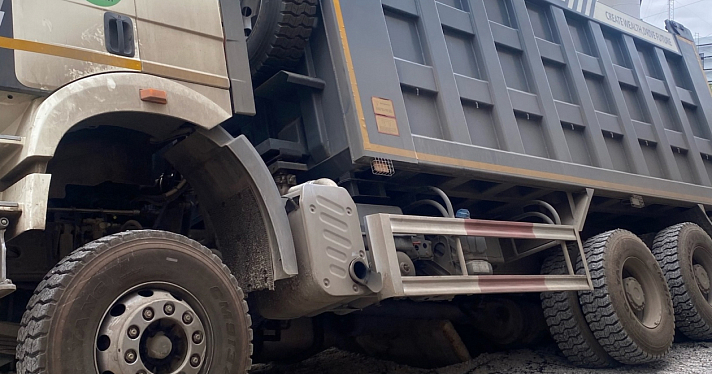 В Ярославле во время ремонта дороги грузовик провалился в яму_245667