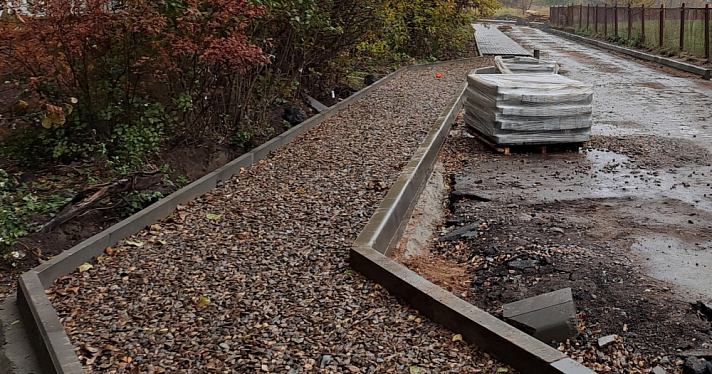 Ярославна засудила подрядчика за разбитый тротуар рядом с домом