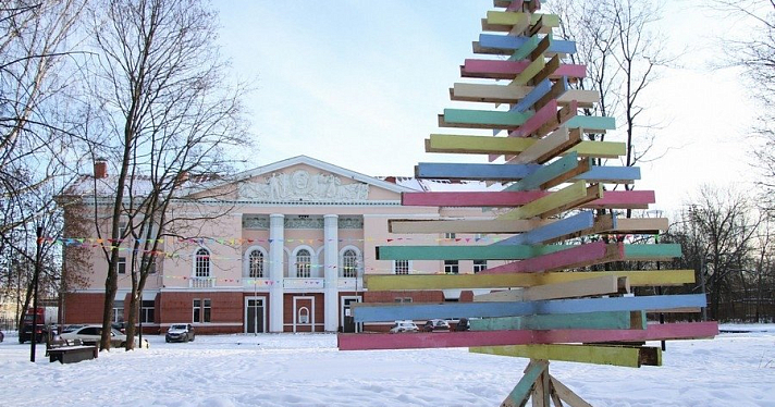 Новогодний арт-объект: в Рыбинске установили необычную елку
