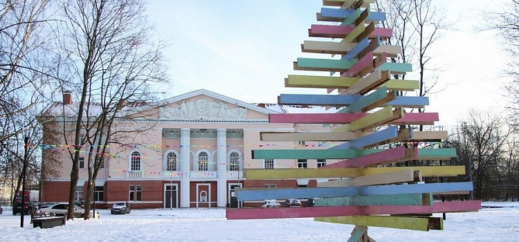 Новогодний арт-объект: в Рыбинске установили необычную елку