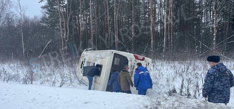 Эвакуировали людей через люк: автобус Рыбинск – Ярославль вылетел в кювет и опрокинулся_232455