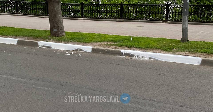 «Это какой-то вандализм!»: ярославцы возмущены покраской бордюров в центре города_240777