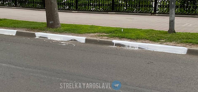 «Это какой-то вандализм!»: ярославцы возмущены покраской бордюров в центре города_240777