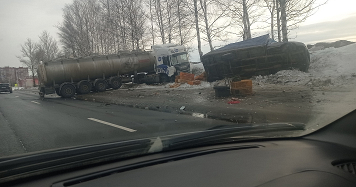День жестянщика: на Московском проспекте столкнулись два грузовика, а на Суринском путепроводе пробка из-за ДТП_235129