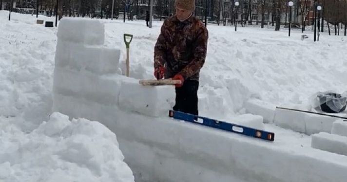 Это давняя мечта: ледяной лабиринт в Ярославле создает местный энтузиаст