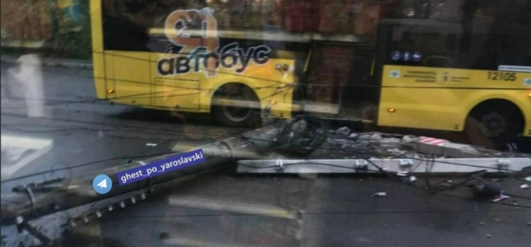 В Ярославле автобус врезался в столб_271789