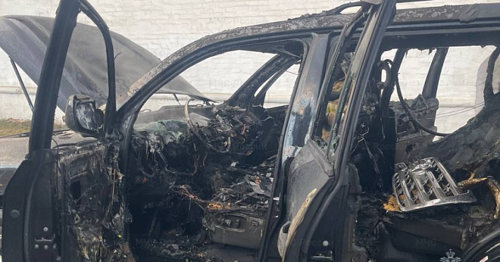 В центре Ярославля горел внедорожник