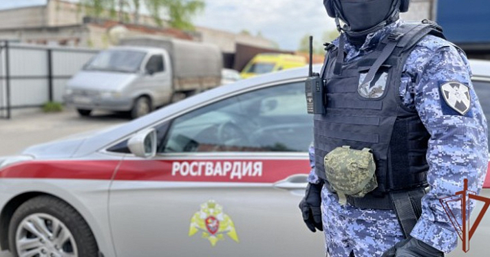 В Ярославле незаконно пришедшую в школу учительницу вывела Росгвардия