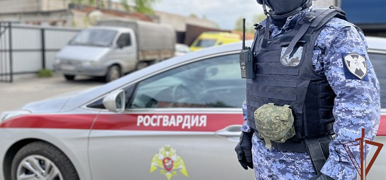 В Ярославле незаконно пришедшую в школу учительницу вывела Росгвардия
