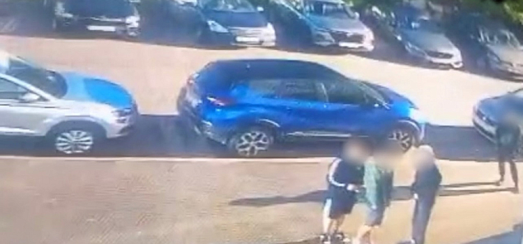 В спальном районе Ярославля компания хулиганов избила и ограбила двух прохожих