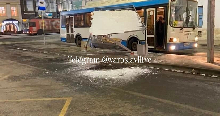 В Ярославле автобус снес остановку в Торговом переулке_227887