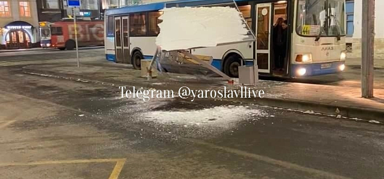 В Ярославле автобус снес остановку в Торговом переулке_227887