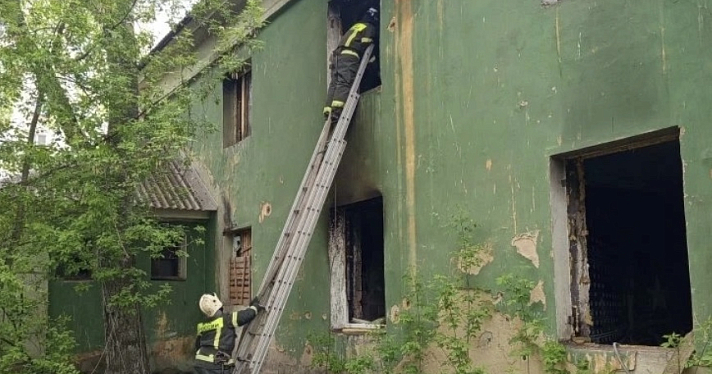 В Ярославле за пару часов вспыхнули два заброшенных дома