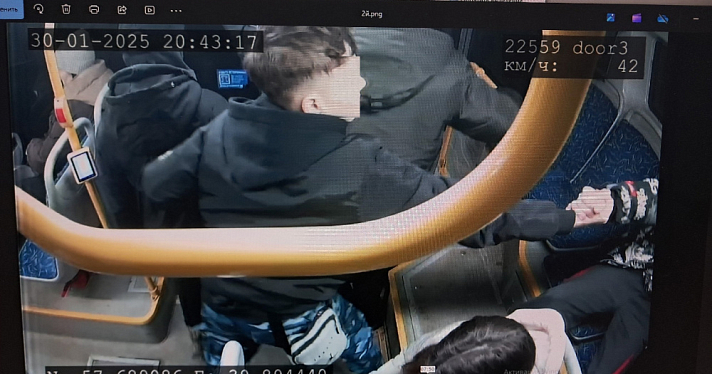 Пьяные девушки бросались на лобовое стекло, а парни украли сиденье: ярославский перевозчик рассказал о вандализме в автобусах