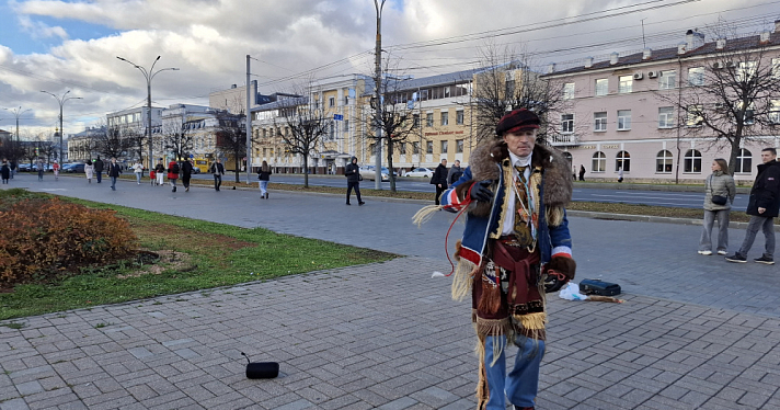 В центре Ярославля неизвестные напали на танцующего мужчину