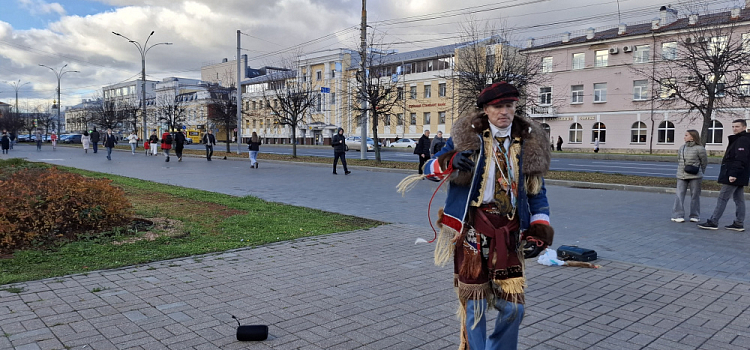 В центре Ярославля неизвестные напали на танцующего мужчину