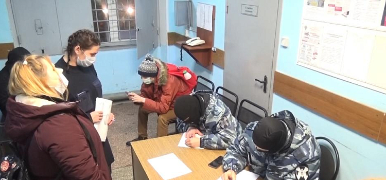 Появилось видео из отдела полиции с задержанными на несанкционированном митинге в Ярославле