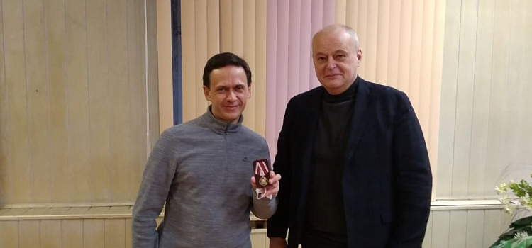 Ярославскому врачу вручили медаль за борьбу с COVID-19