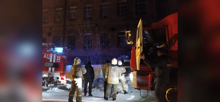 В Ярославской области вспыхнуло здание торгового центра
