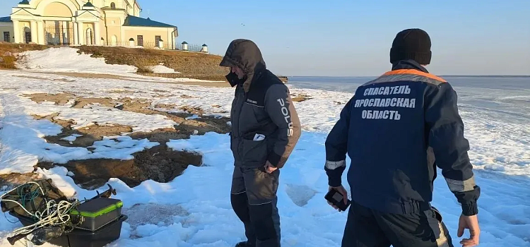 За день лёд внезапно растаял: на Рыбинском водохранилище чуть не утонули двое рыбаков_313544