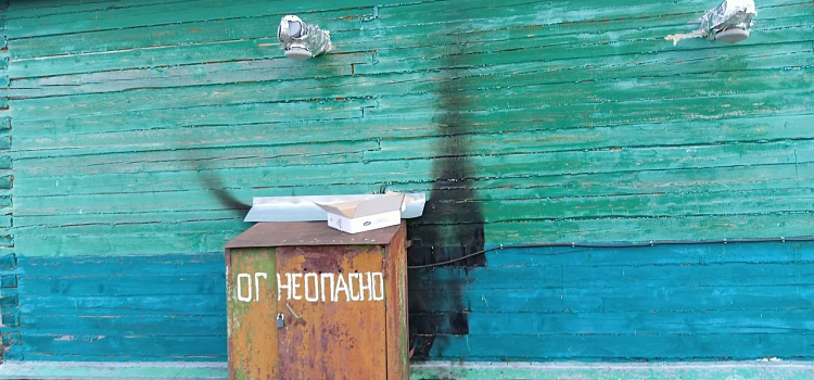 В посёлке Ярославской области злоумышленники сожгли дом и хозпостройку_294757