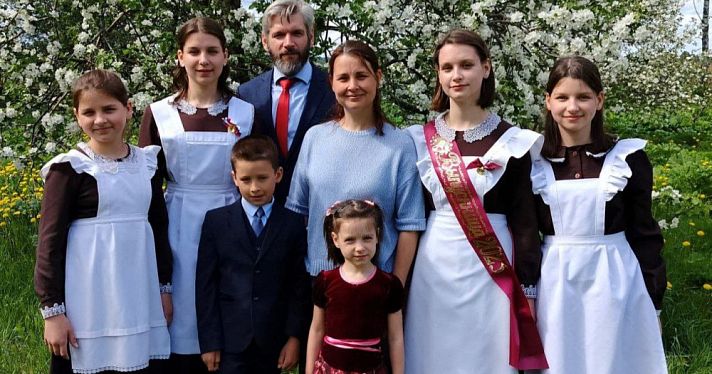 Многодетную семью из Ярославской области удостоили ордена «Родительская слава»