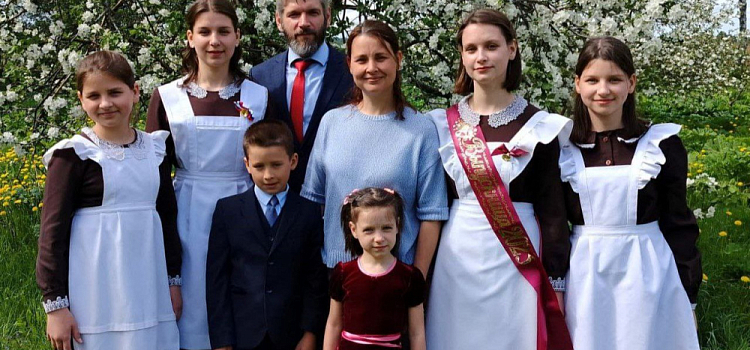 Многодетную семью из Ярославской области удостоили ордена «Родительская слава»