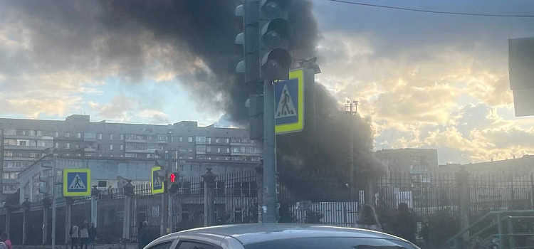В Рыбинске на центральном рынке сгорело несколько павильонов_251021