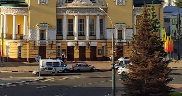 В Ярославле силовики оцепили Волковский театр из-за подозрительного предмета