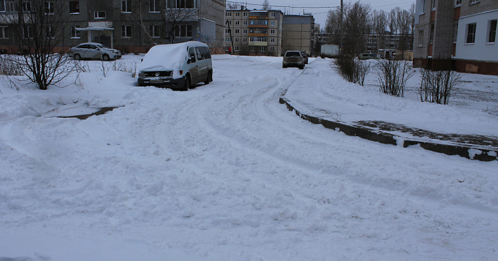 Мэр Ярославля призвал бороться с управляющими компаниями, не убирающими снег во дворах