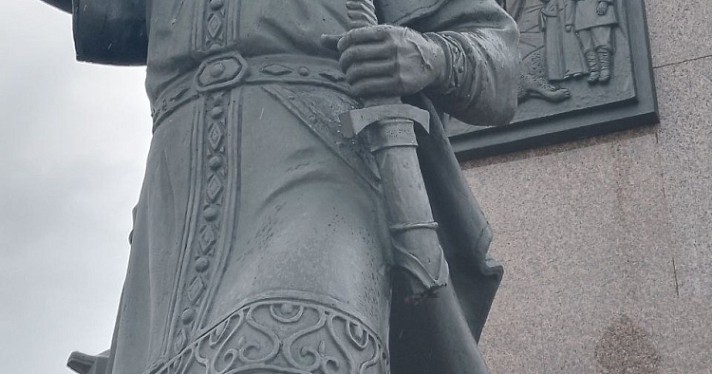 «Княжеское горе»: в Ярославле на Стрелке повредили памятник основателю города