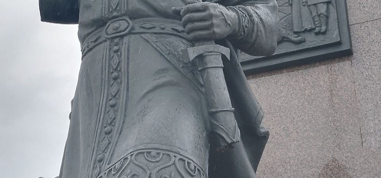 «Княжеское горе»: в Ярославле на Стрелке повредили памятник основателю города