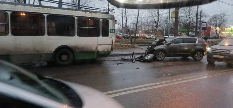 «Машина из фольги»: в Ярославле легковушка смялась после столкновения с троллейбусом_168964
