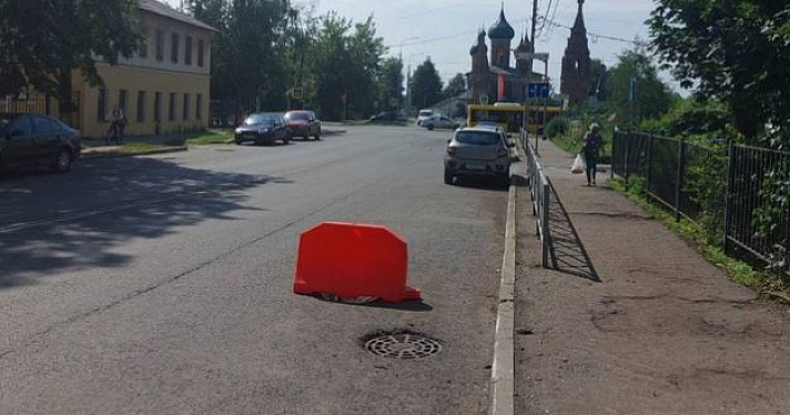 «Обнаружили повреждение на канализационном коллекторе»: провал асфальта на улице Чайковского устранят