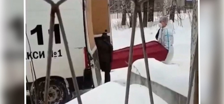 Видео дня. Ярославец показал, как грузовое такси перевозит трупы 