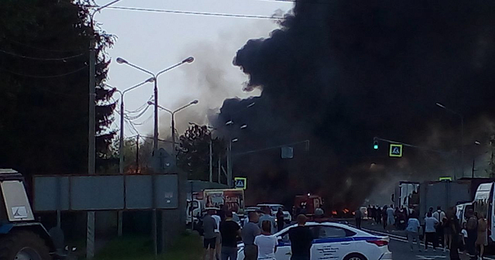 Под Ярославлем погибла бригада скорой помощи: в результате аварии взорвался бензовоз_219305
