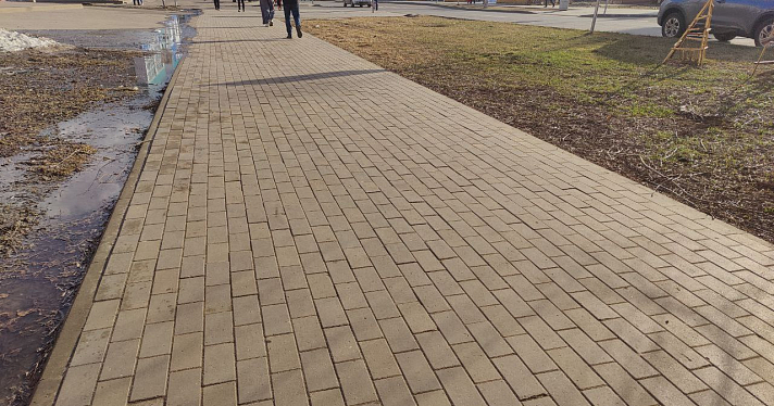 В Ярославской области недобросовестная компания незаконно сэкономила на плитке для тротуаров_269182