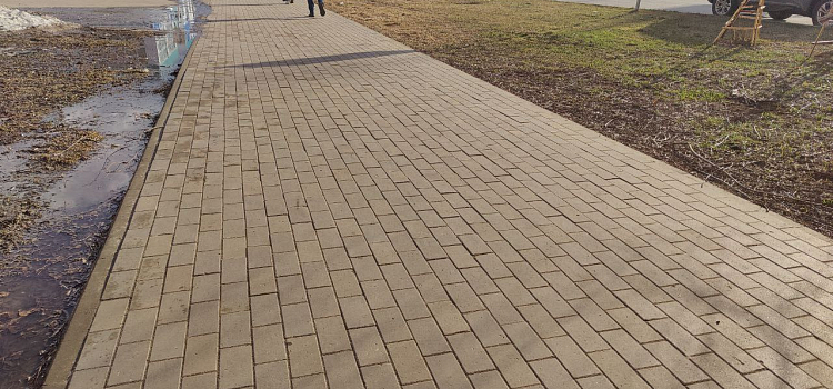 В Ярославской области недобросовестная компания незаконно сэкономила на плитке для тротуаров_269182