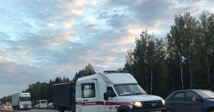 В Ярославской области внедорожник протаранил автобус с туристами_221021