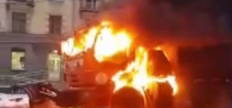 В центре Ярославля загорелась снегоуборочная машина. Кадры _171340