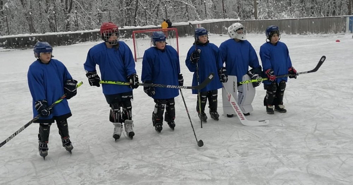 Дмитрий Миронов подарил школьникам из Некоузского района хоккейную форму