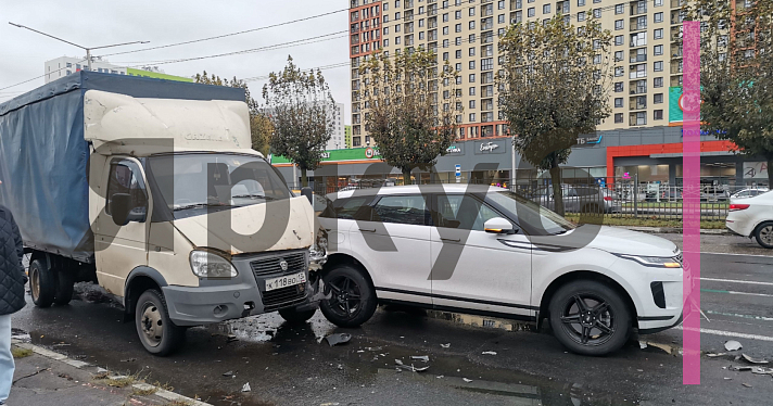 Увезли на скорой: на проспекте Фрунзе в Ярославле произошло массовое ДТП_253924