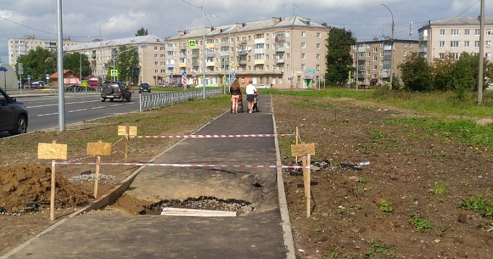 На отремонтированном тротуаре в Рыбинске провалился асфальт, подрядчик начал искать причины_160024