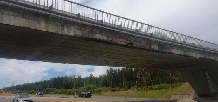 В Ярославской области из-за нависшей над дорогой арматуры 15 автомобилей получили повреждения