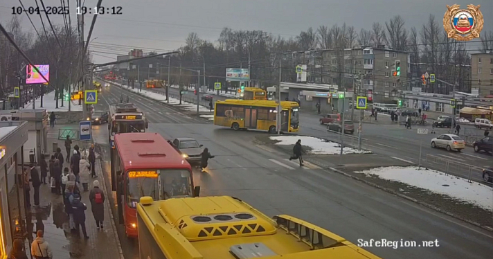 В Ярославле сбили подростка, перебегавшего дорогу на красный свет