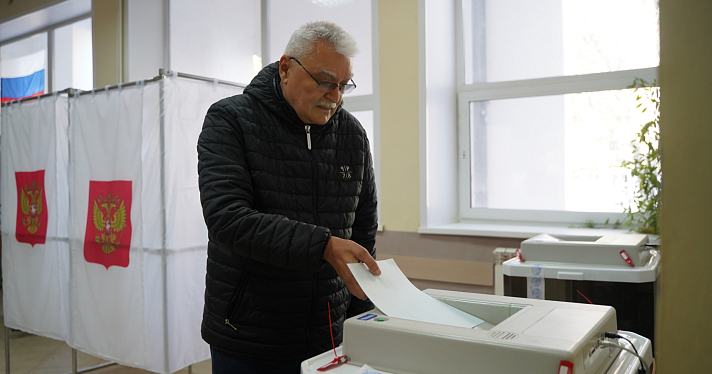 Заместитель председателя областной думы Николай Александрычев проголосовал на выборах главы региона_220138
